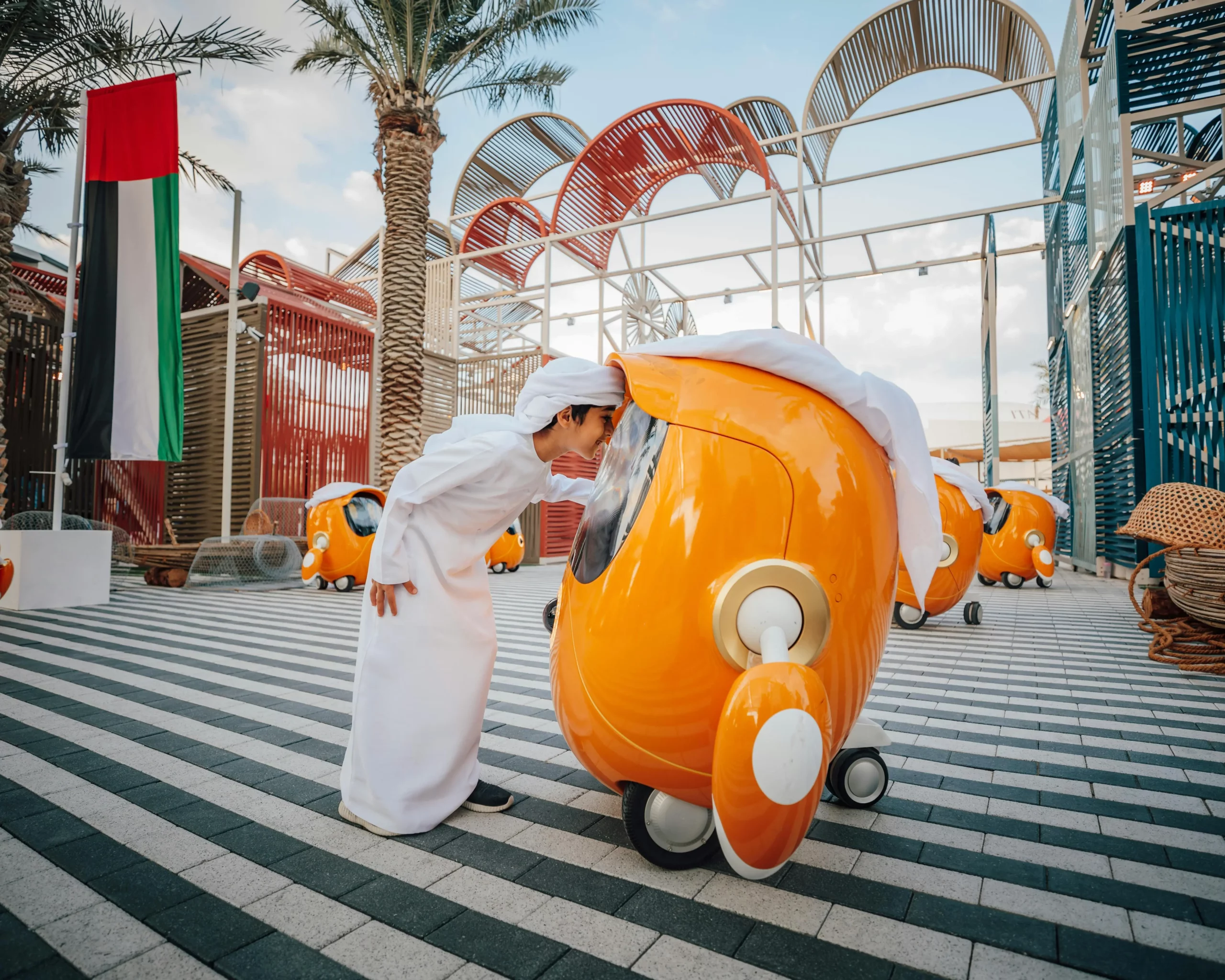 Niño junto a robot haciendo referencia al futuro con inteligencia artificial y el impacto cultural que tiene