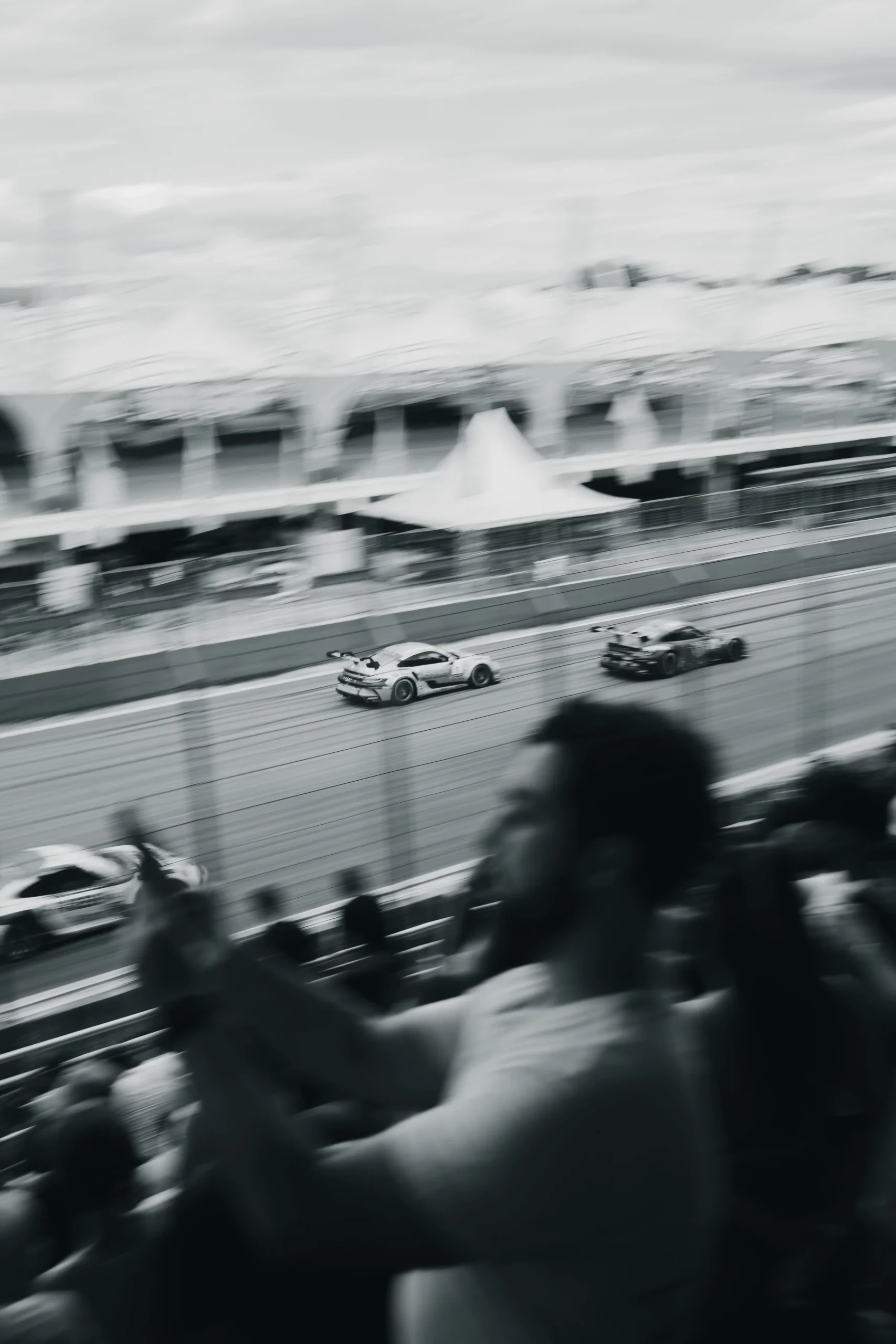 La foto muestra una carrera de autos