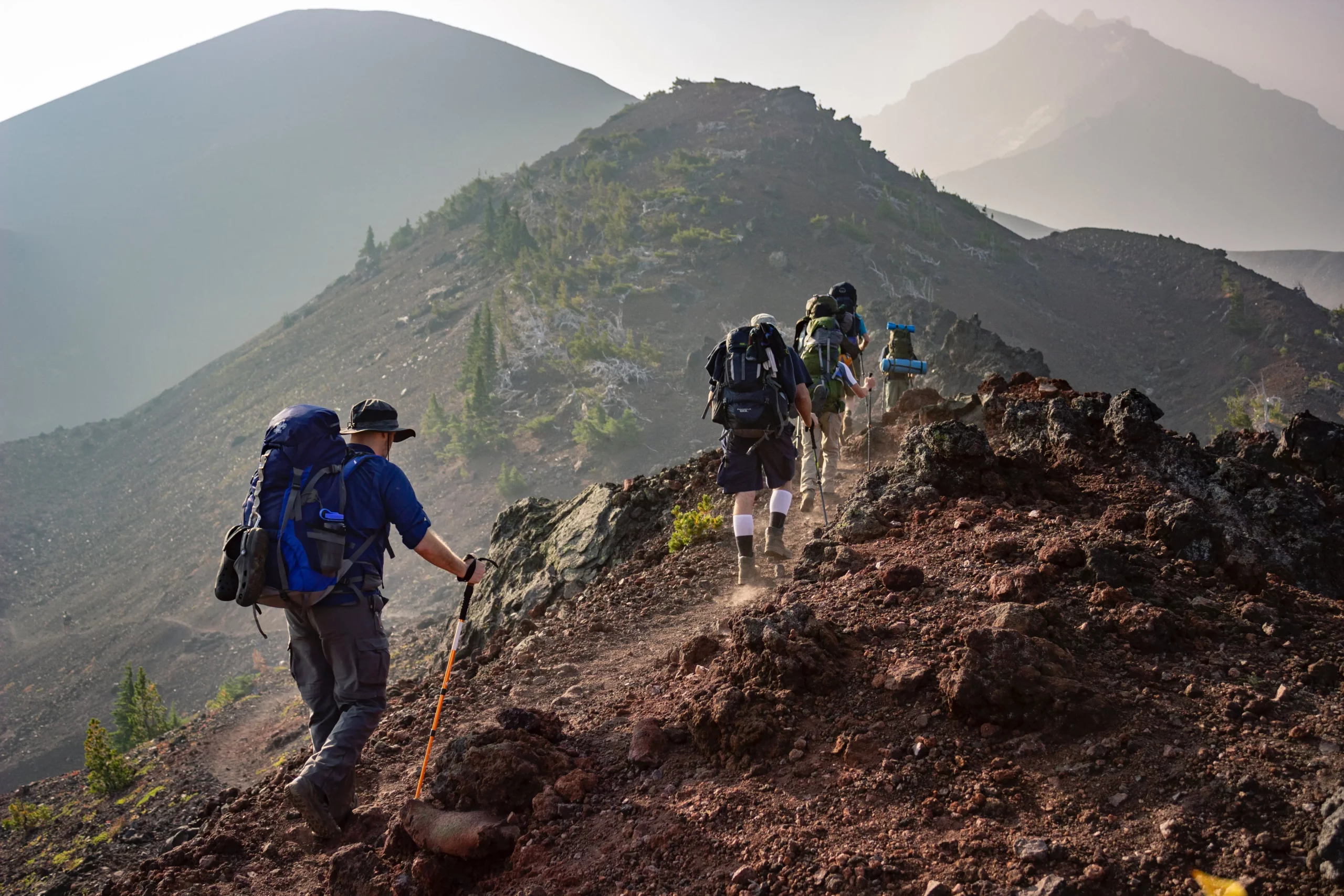 Equipo realizando senderismo en una montaña