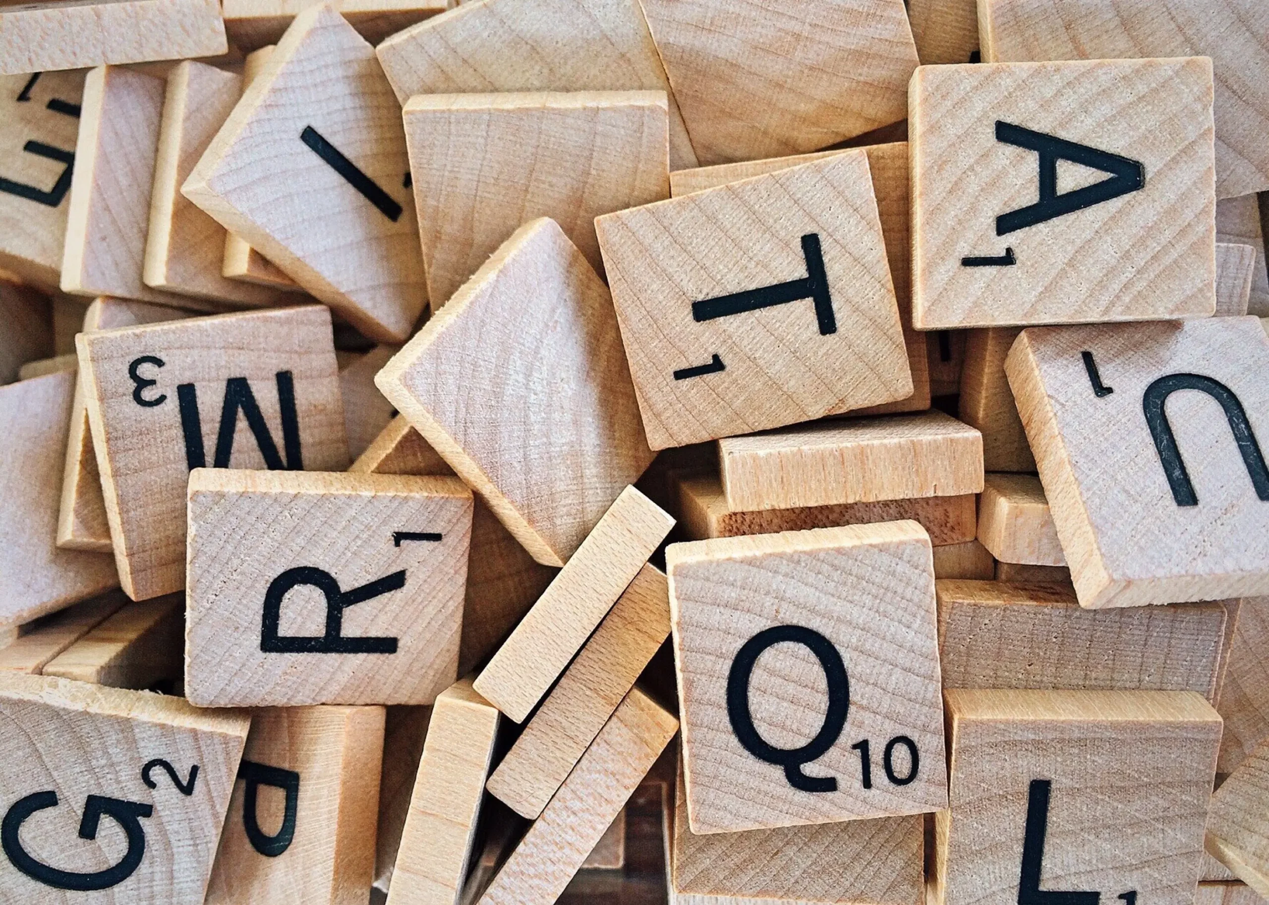 Fichas de madera que contienen letras, como en el juego de mesa Scrabble