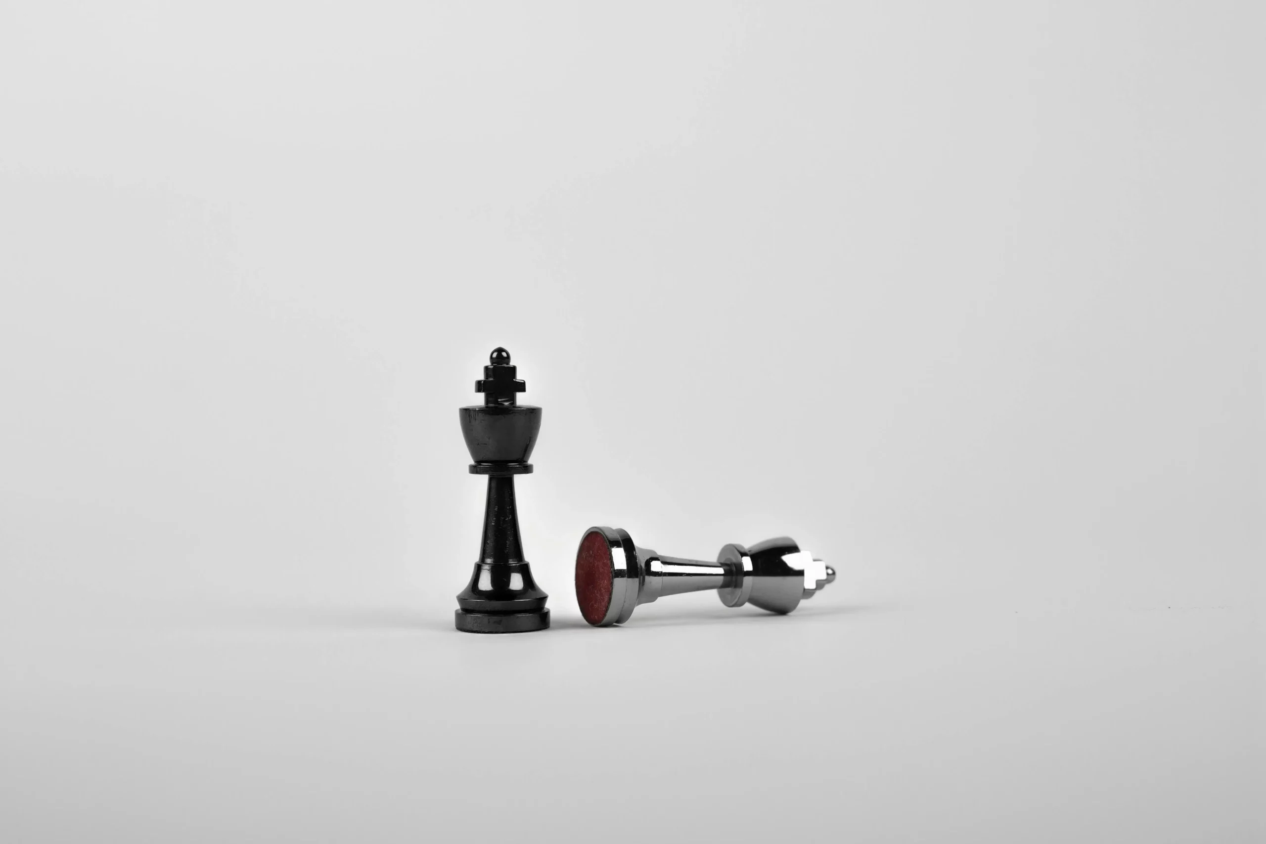 Se muestran 2 piezas de ajedrez, la reina y el rey