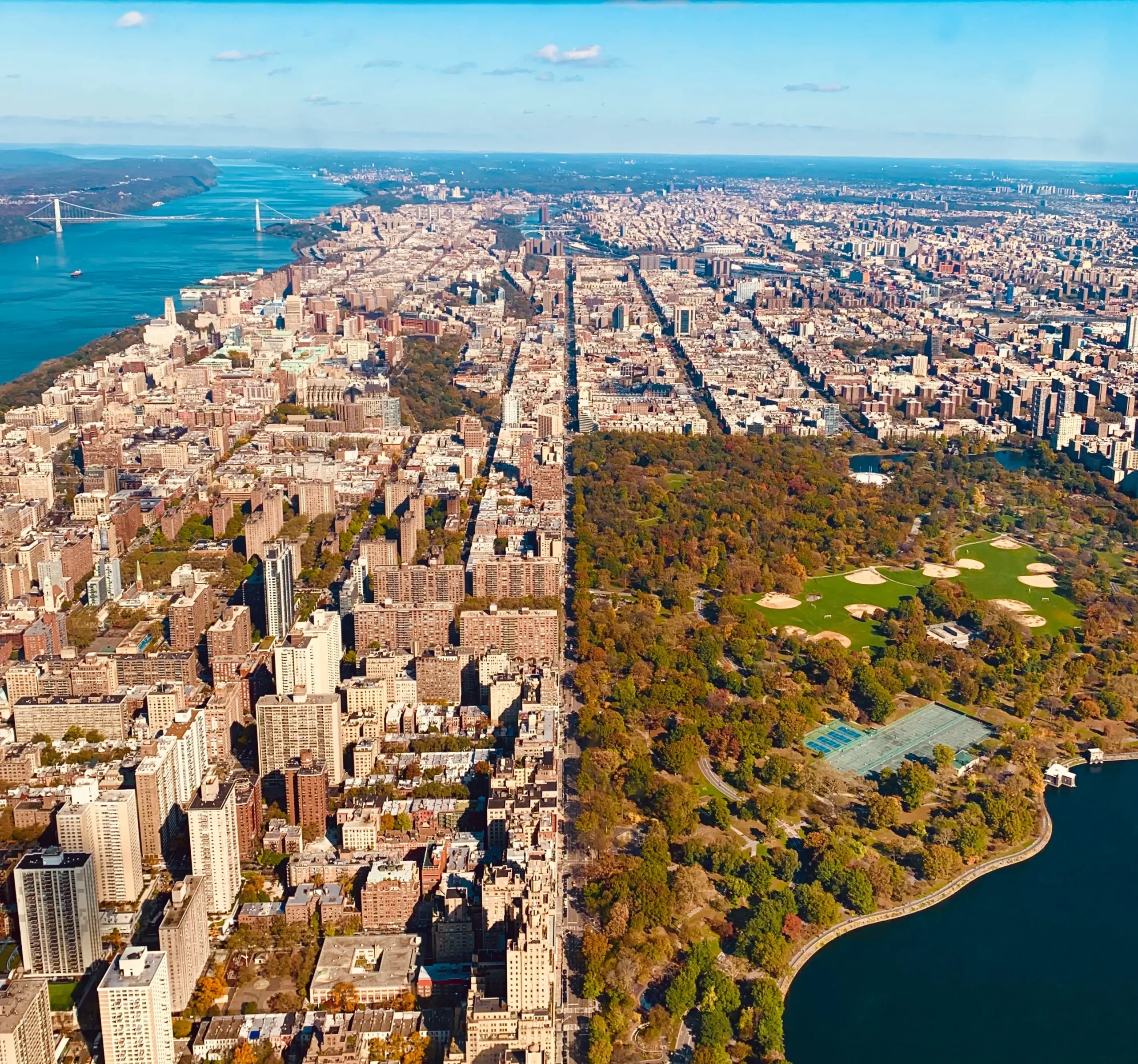 Vista área de NY, se ve en la imagen Central Park y sus alrededores, mostrando el contraste entre naturaleza y edificios